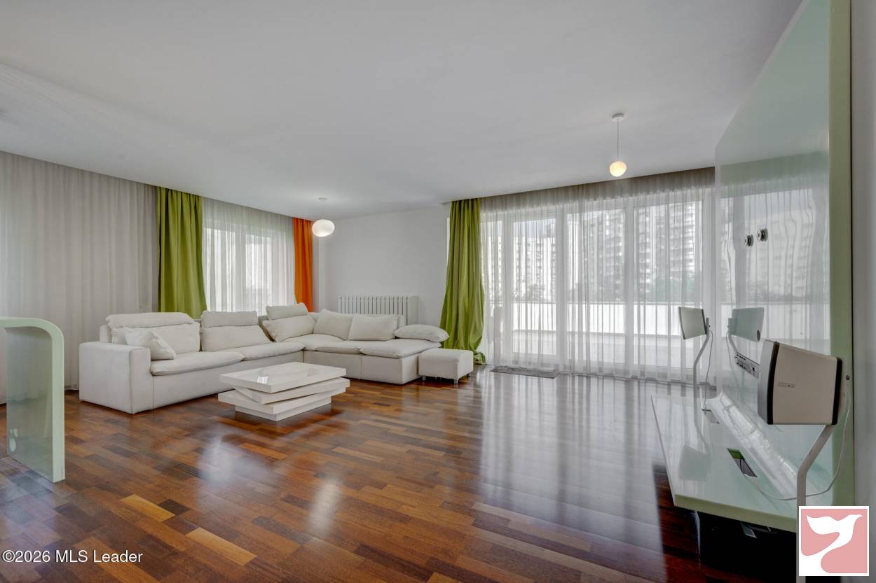 Apartament 4 CAMERE vanzare in Bucuresti, Piata Victoriei, 168 mp